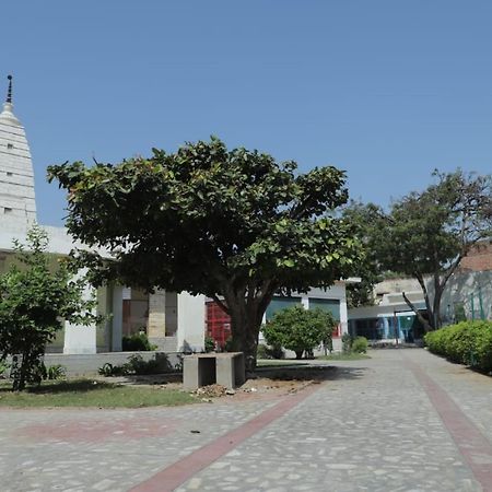 Radha Madhav Ashram Vrindāvan Extérieur photo