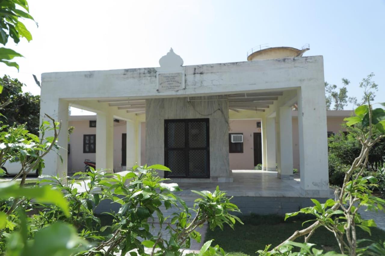 Radha Madhav Ashram Vrindāvan Extérieur photo