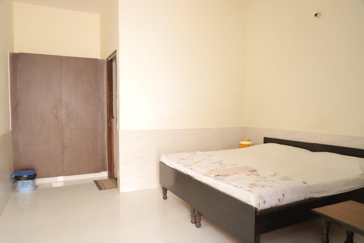 Radha Madhav Ashram Vrindāvan Extérieur photo