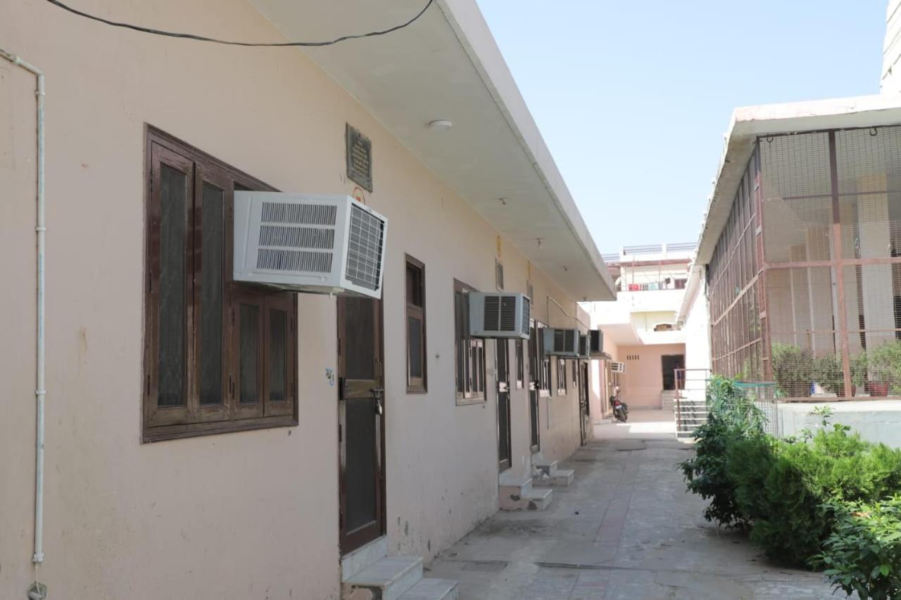 Radha Madhav Ashram Vrindāvan Extérieur photo