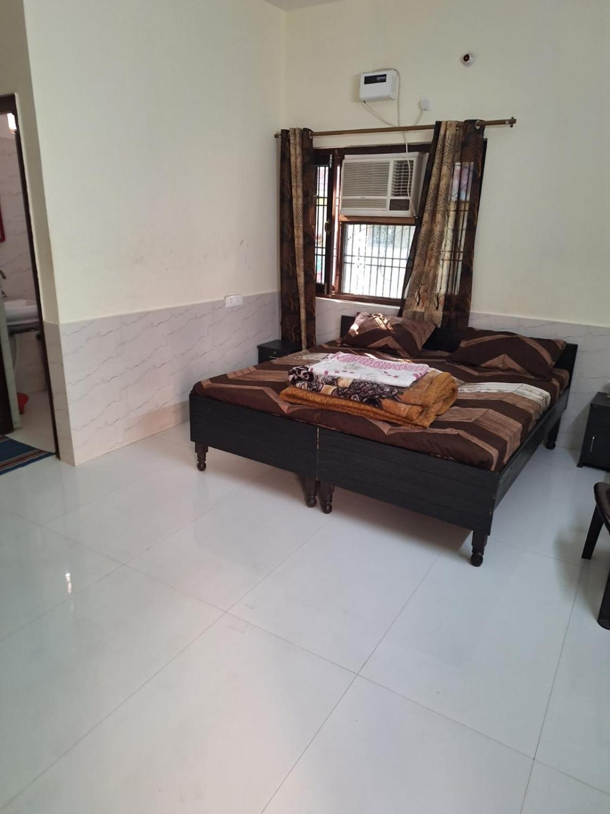 Radha Madhav Ashram Vrindāvan Extérieur photo
